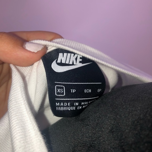 NIKE Swoosh Pocket Tee - Picture 3 of 4